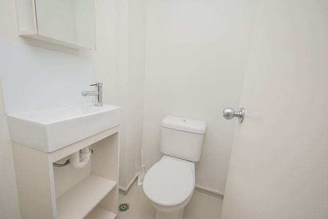 Columbia Student Accommodation : Bathroom.